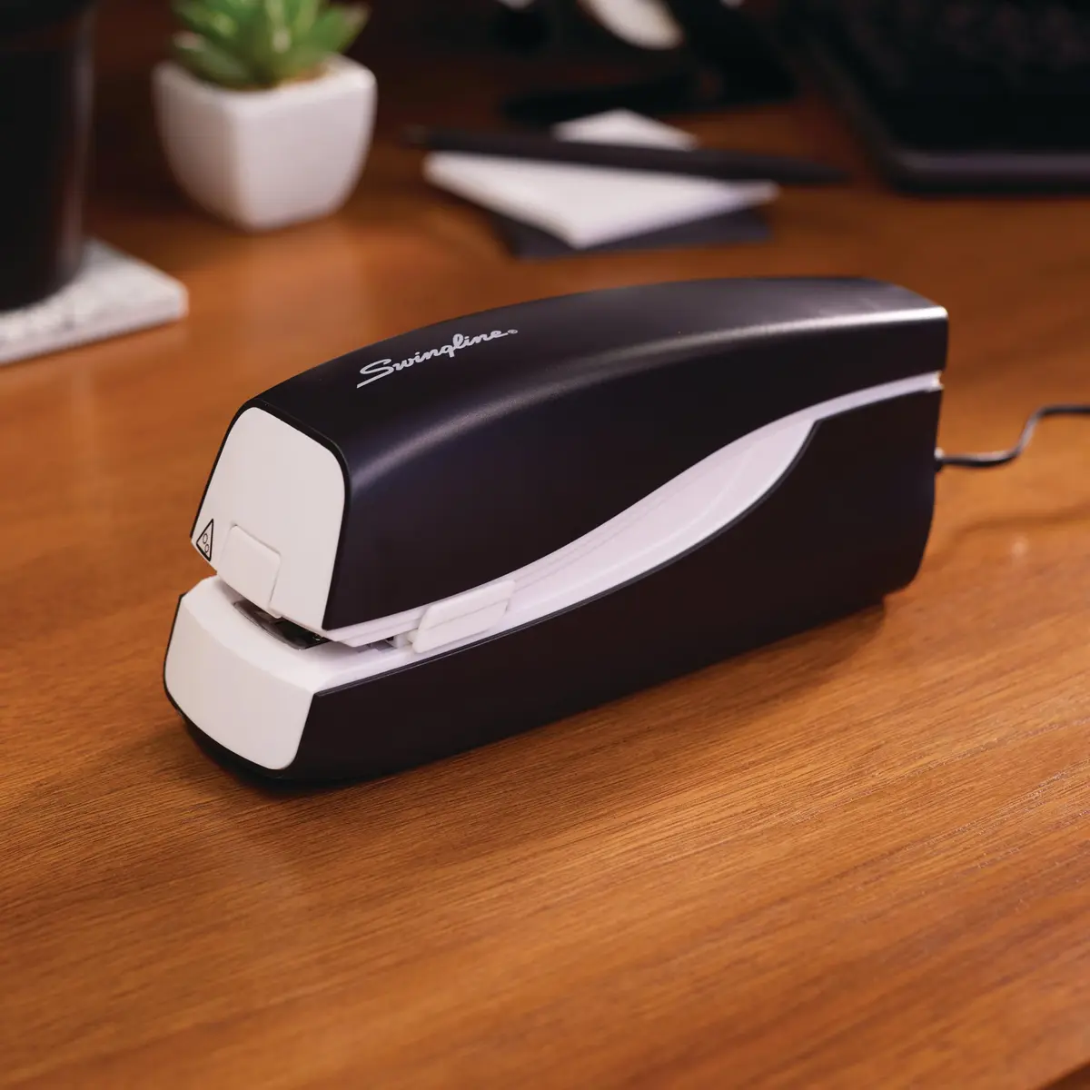 Swingline Electric Stapler 20 Sheet Capacity Portable Full Strip Black | Dual Power, Quiet, 2-Year Warranty - view 2