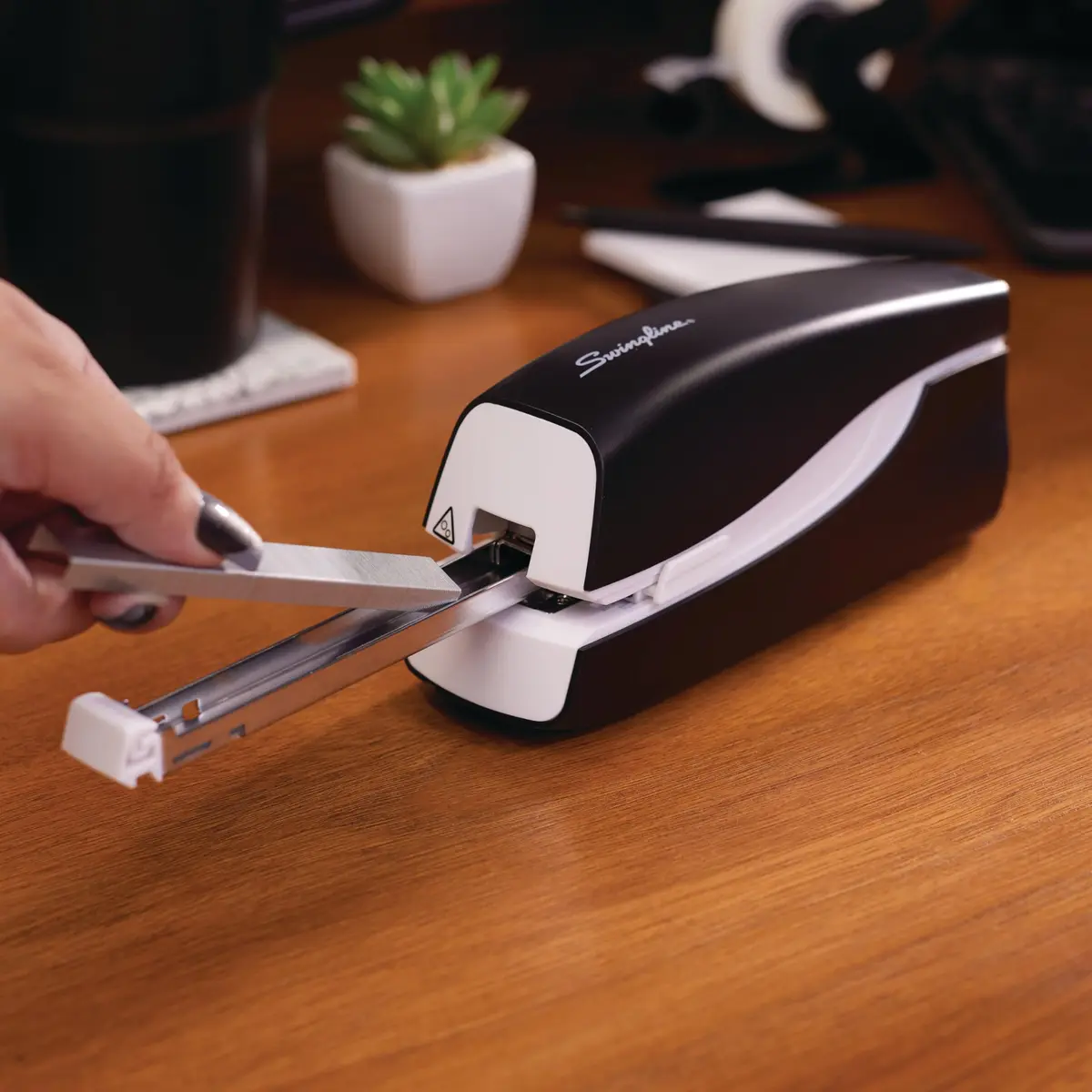 Swingline Electric Stapler 20 Sheet Capacity Portable Full Strip Black | Dual Power, Quiet, 2-Year Warranty - view 4