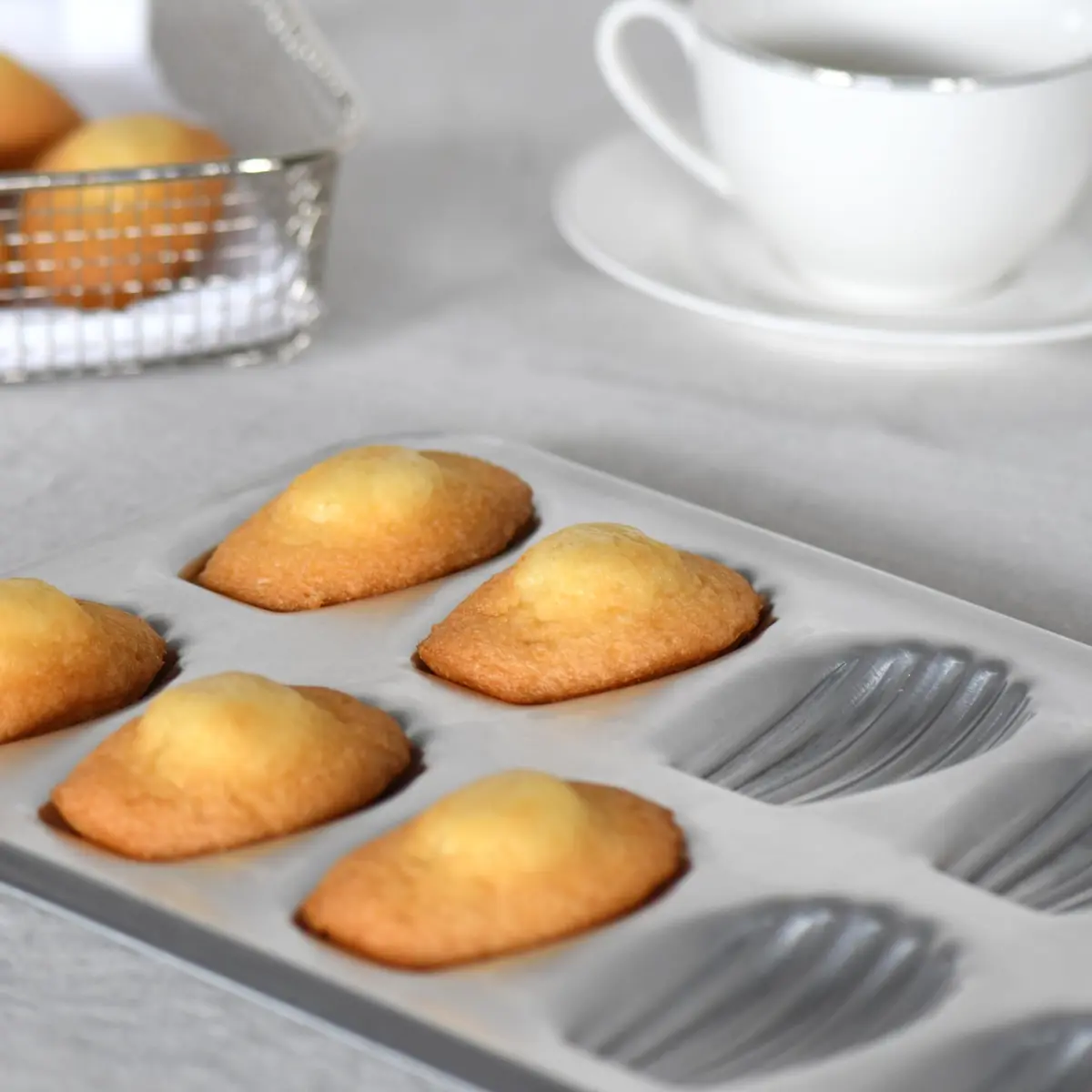 Gobel Madeleine Pan 12 Shells 15.6 x 7.9 in | Traditional Tin Plated Steel for Perfect Shell-Shaped Cakes - view 4