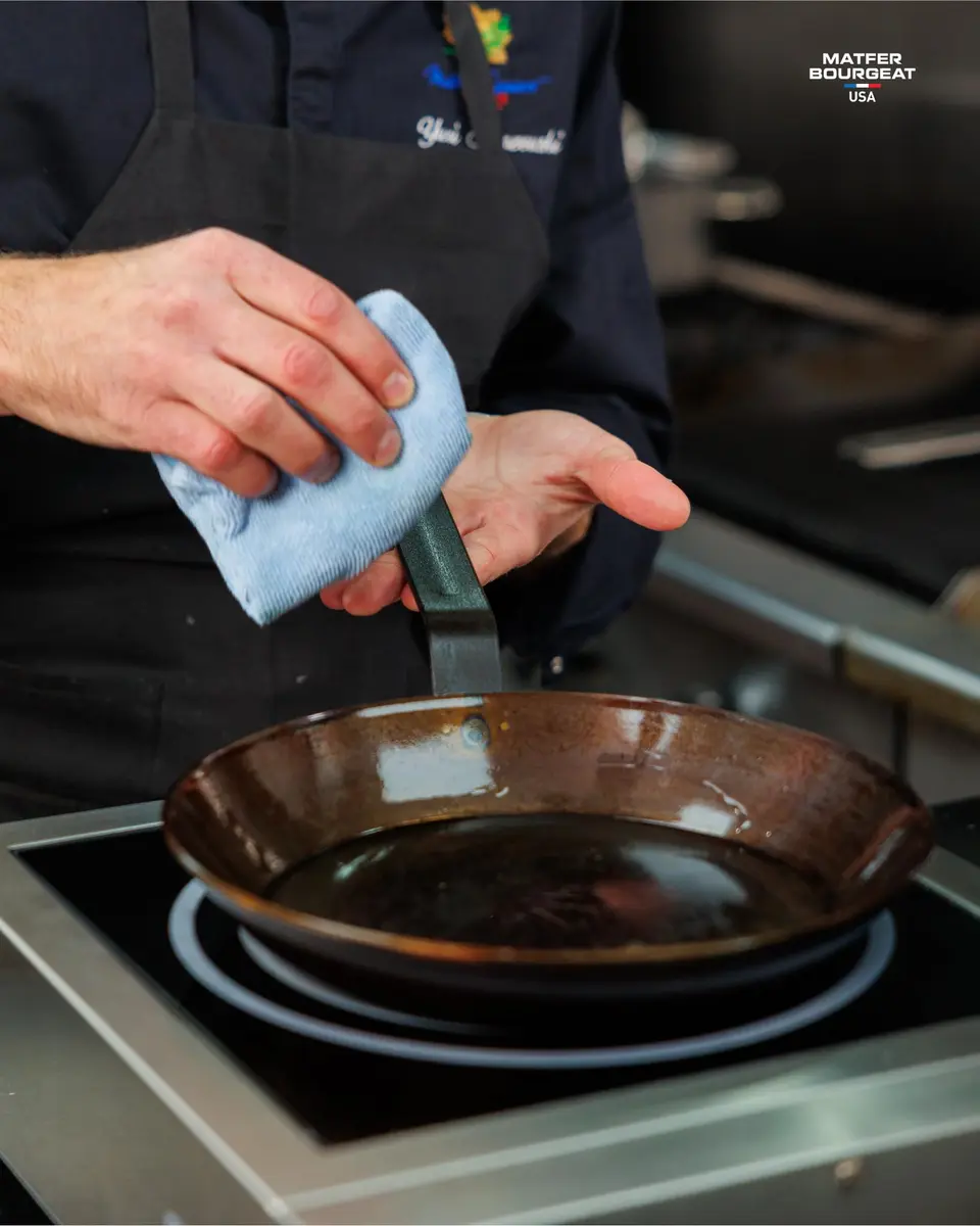 Matfer Bourgeat Black Carbon Steel Frying Pan 9 3/8" | High-Heat, Versatile, Made in France - view 9