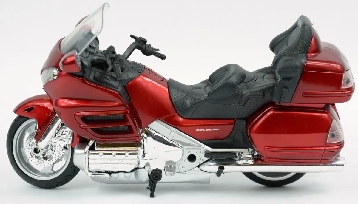 NewRay Honda Goldwing 2010 Motorcycle 1:12 Scale (29.5 cm Length) | Authentic Die-Cast Collector Model - view 5