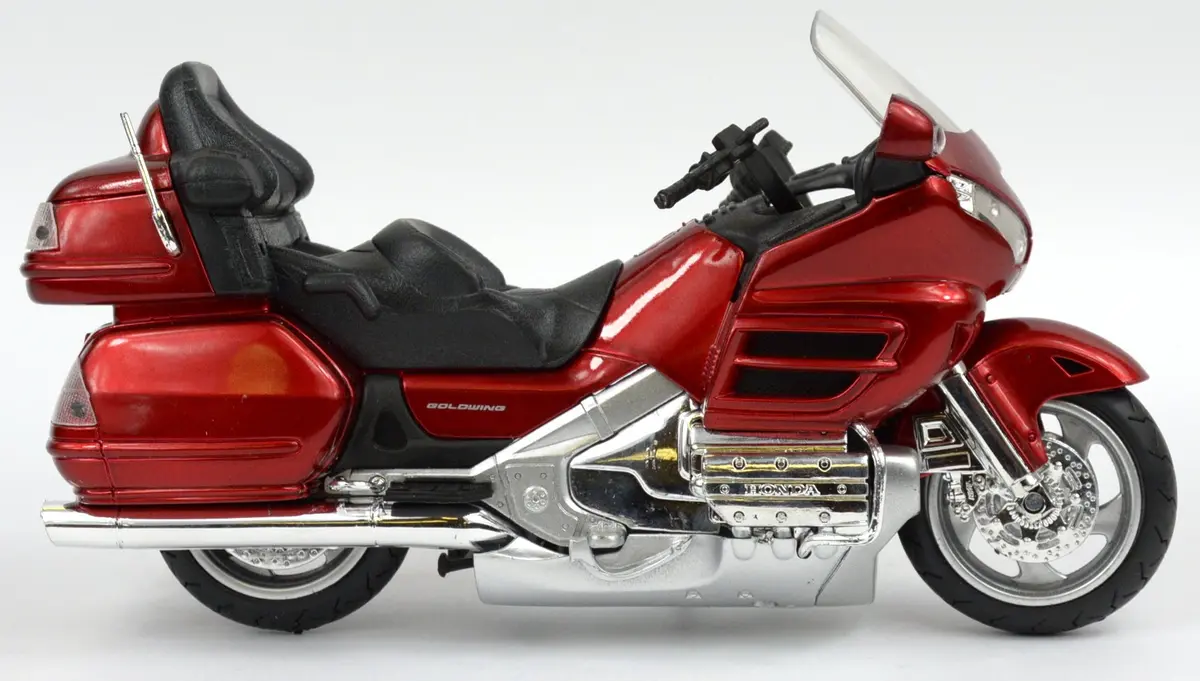 NewRay Honda Goldwing 2010 Motorcycle 1:12 Scale (29.5 cm Length) | Authentic Die-Cast Collector Model - view 3