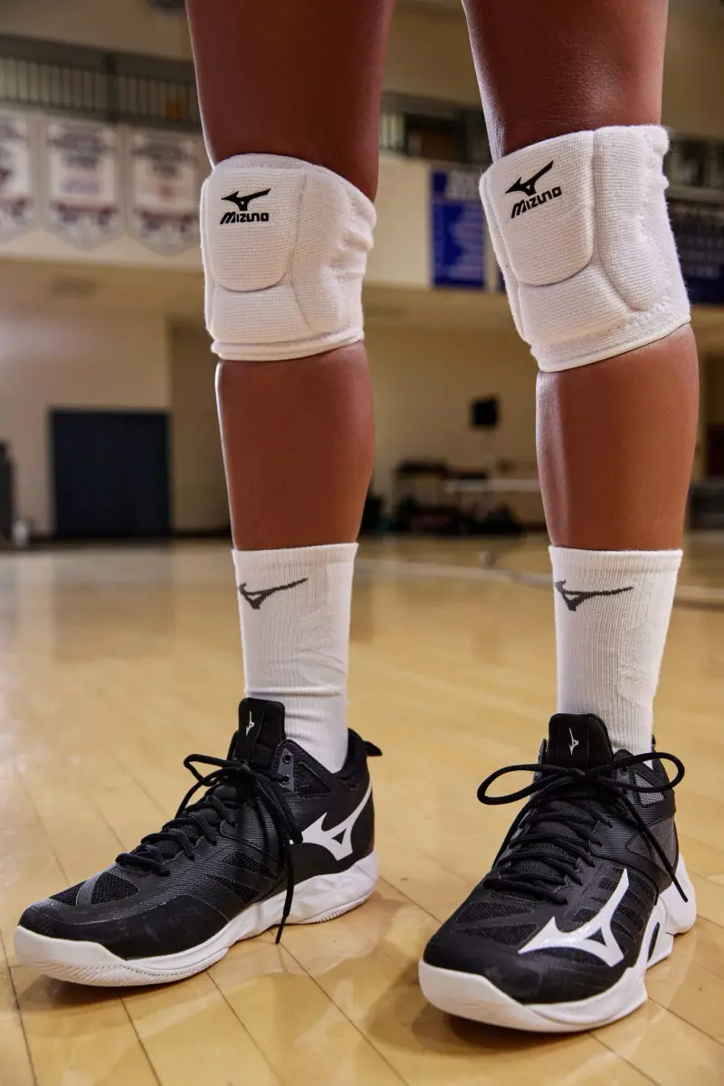 Mizuno LR6 Volleyball Knee Pads Small White | DynaMotion Fit for Freedom of Movement - view 3