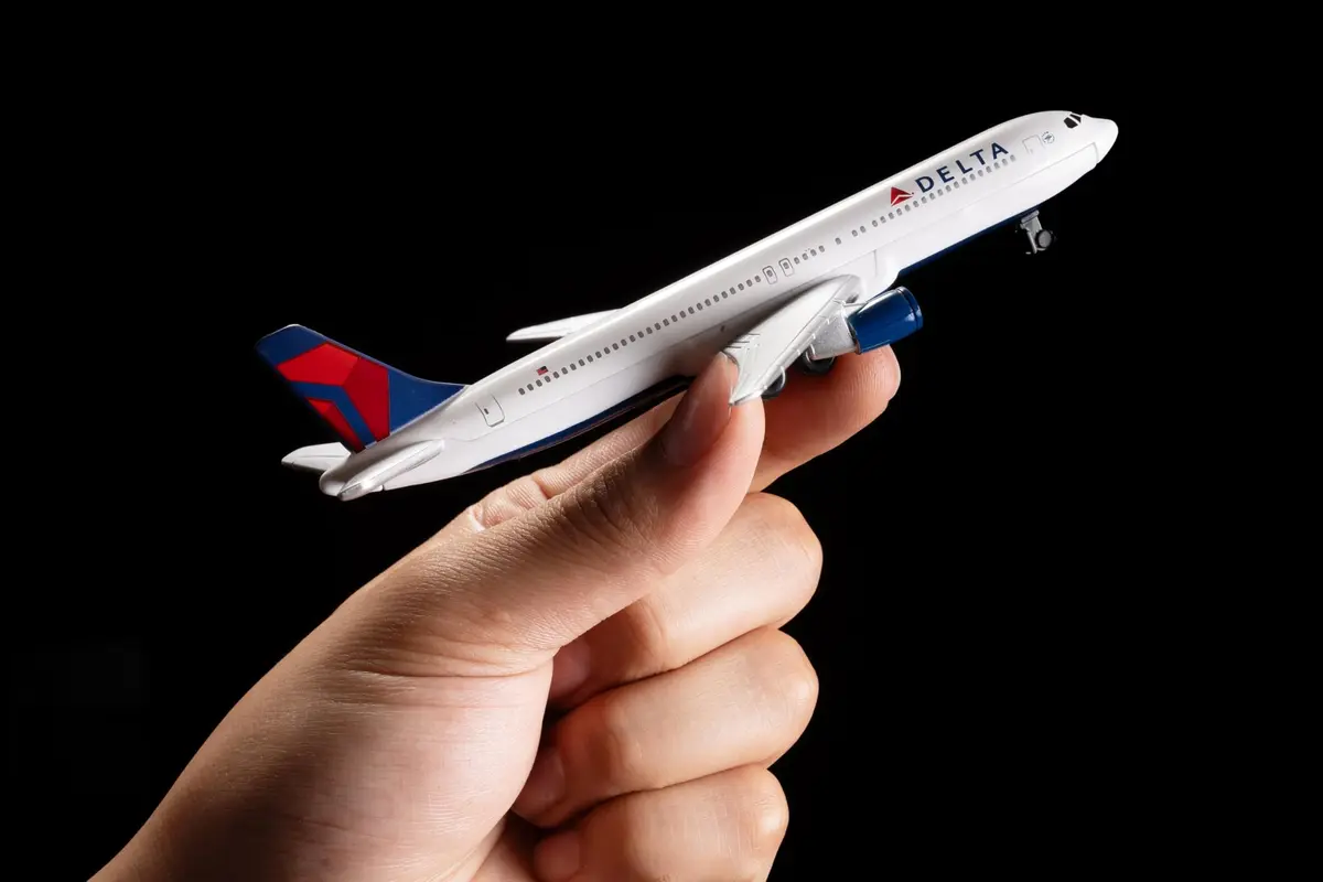 Daron Delta Air Lines Die-Cast Model Airplane Toy | Authentic Aviation Collectible for Kids & Collectors - view 4