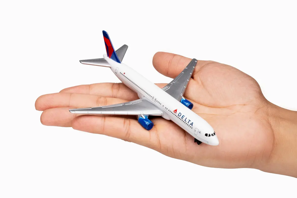 Daron Delta Air Lines Die-Cast Model Airplane Toy | Authentic Aviation Collectible for Kids & Collectors - view 5