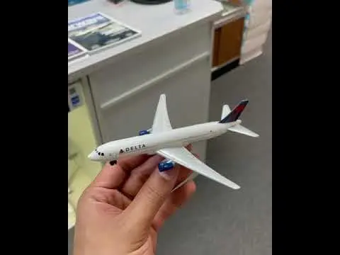 Daron Delta Air Lines Die-Cast Model Airplane Toy | Authentic Aviation Collectible for Kids & Collectors - view 8