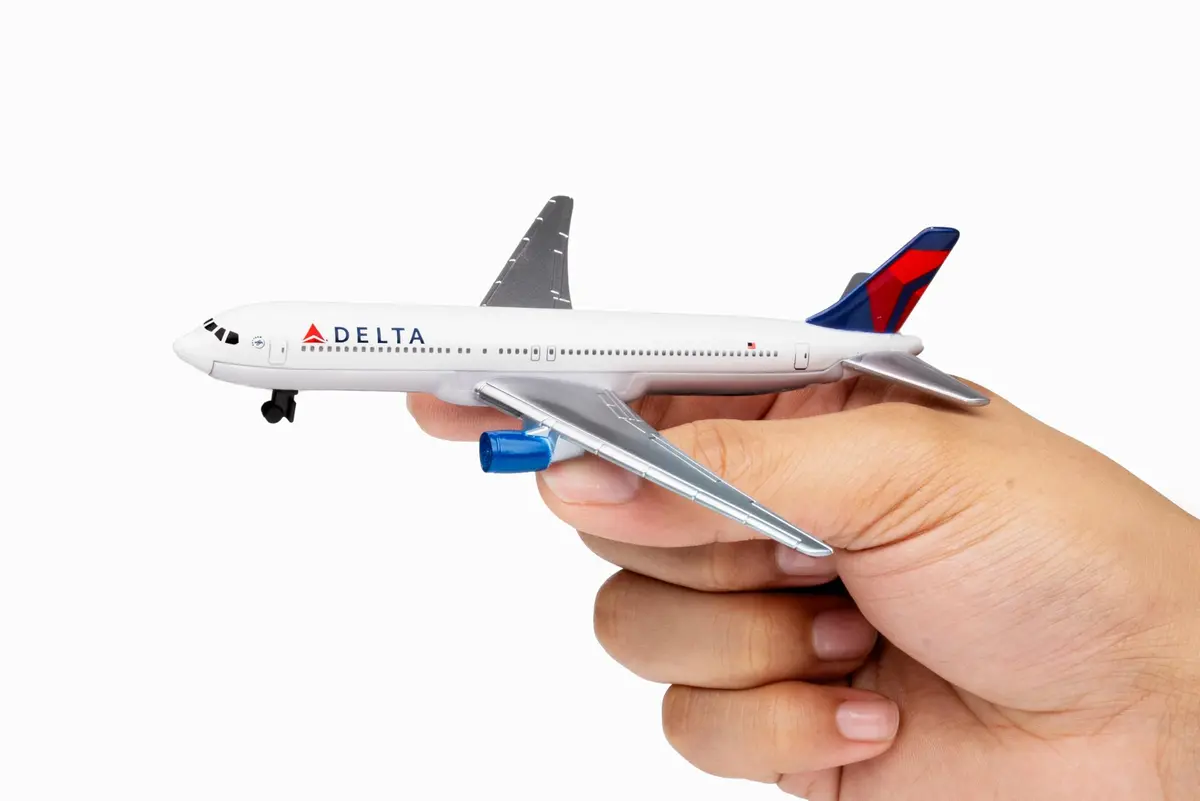 Daron Delta Air Lines Die-Cast Model Airplane Toy | Authentic Aviation Collectible for Kids & Collectors - view 3