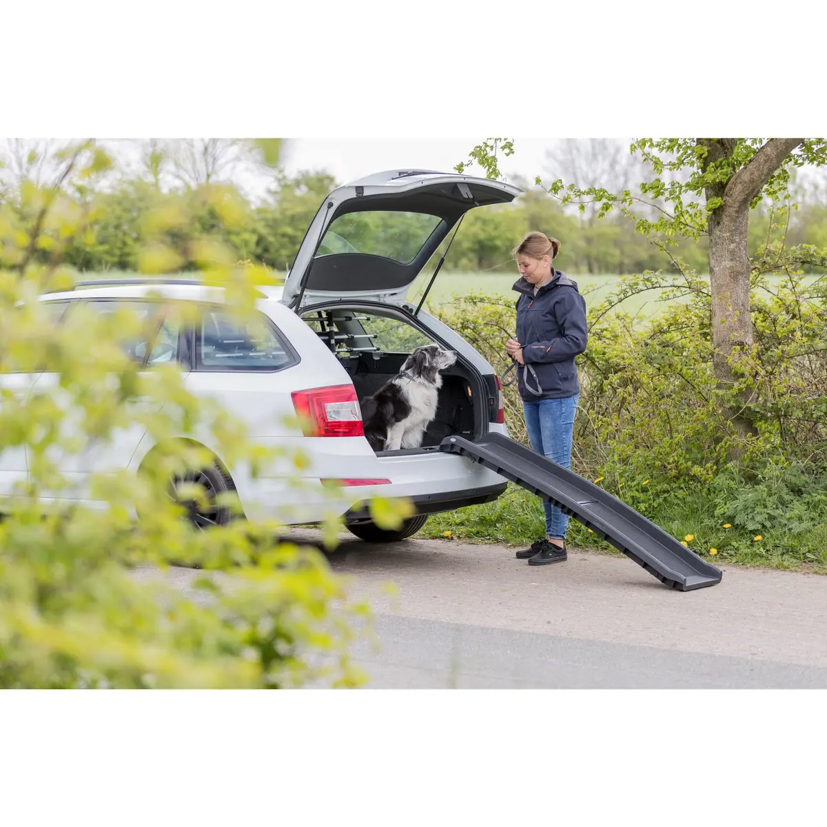 TRIXIE Folding Pet Ramp, Black | Non-slip, Lightweight, Supports 200 lbs, 61.4" Long - view 2