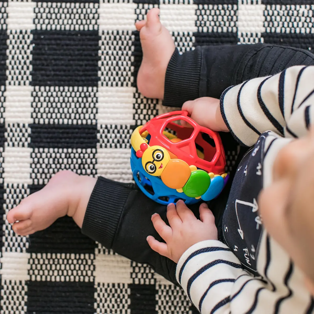 Baby Einstein Bendy Ball Easy Grasp Oball Rattle Toy 10.16 cm (4 Inches) | BPA-Free for Ages 3 Months+ - view 2