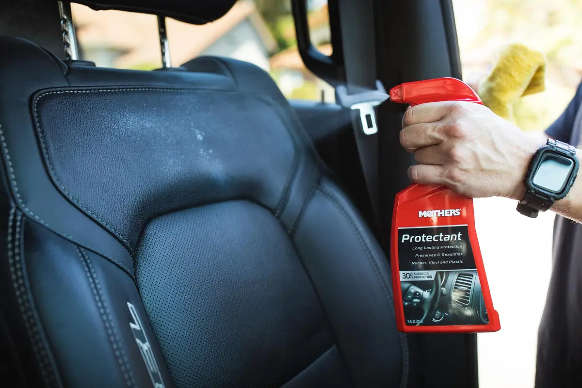 Mothers Protectant 1 Gallon (3.78 L) | Long-Lasting UV Protection for Rubber, Vinyl & Plastic - view 7