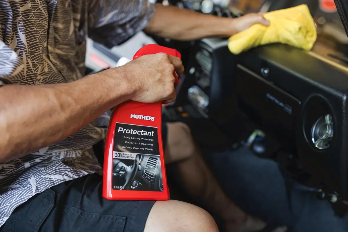 Mothers Protectant 1 Gallon (3.78 L) | Long-Lasting UV Protection for Rubber, Vinyl & Plastic - view 9