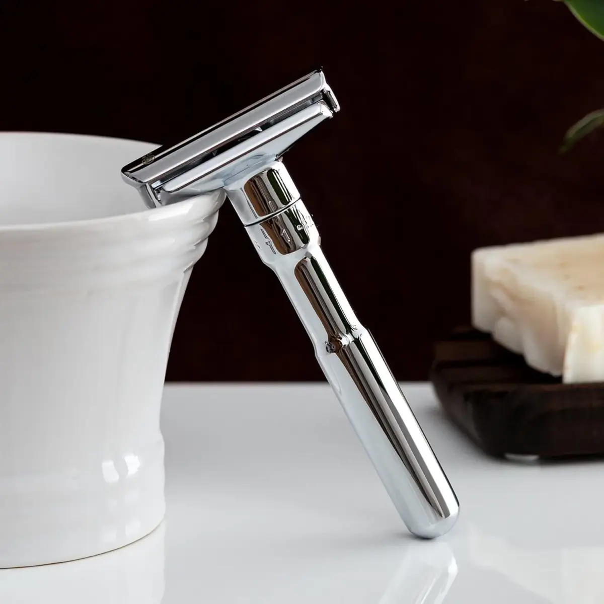 MERKUR FUTUR 701 Adjustable Double Edge Safety Razor - Bright Chrome | 122g (4.3 oz) | Precision German Engineering - view 9