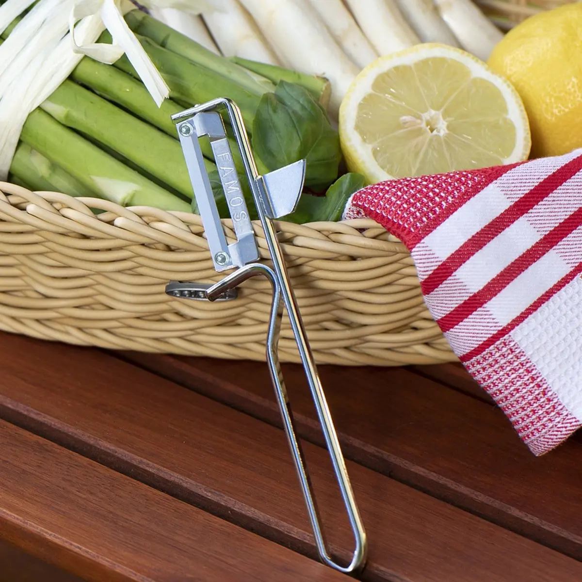 Westmark Swivel Vegetable & Fruit Peeler with Stainless Steel Blade | Precision Kitchen Tool for Soft & Dense Produce - view 7
