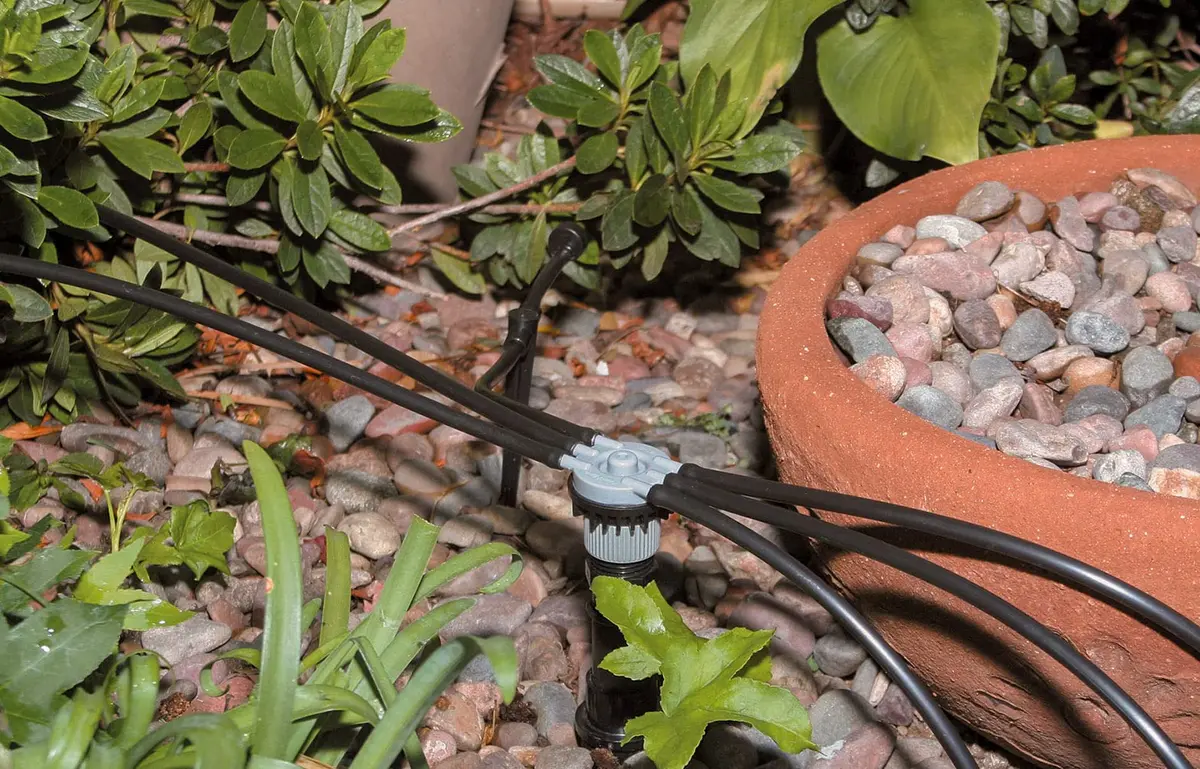 Rain Bird 6-Port Free Flow Drip Irrigation Manifold 1/2" NPT x 1/4" Drip | Connects Six 1/4" Drip Tubes to 1/2" Riser - view 2
