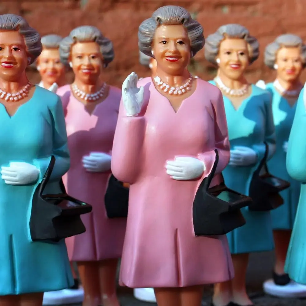 Kikkerland Solar Powered Waving Queen Figurine | Fun Decor for Home & Garden, Office Desk, Gift (6-1/4-inch) - view 6
