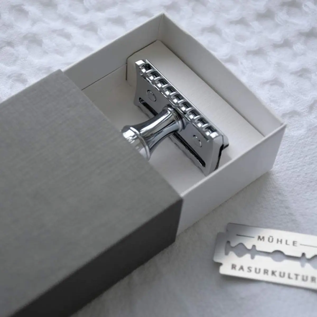 MÜHLE TRADITIONAL R89 Double Edge Safety Razor (Closed Comb) | Perfect for Everyday Use | Barbershop Quality Close Smooth Shave | Luxury Razor for Men - view 4
