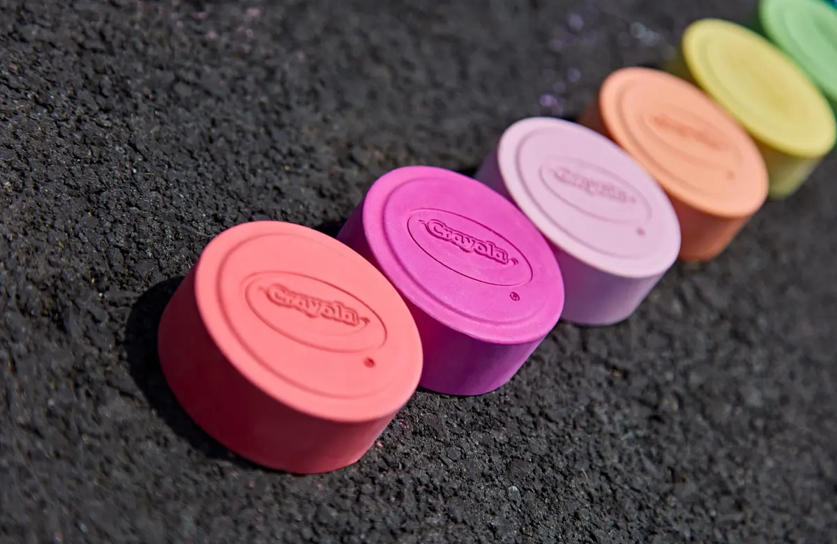 Crayola Outdoor Super Chalk Assorted Colours | 30 Pack | 3 Ways to Colour, Ages 4+ - view 7
