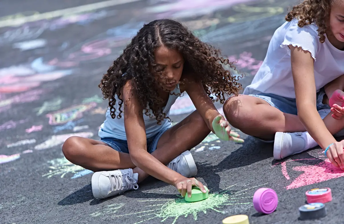 Crayola Outdoor Super Chalk Assorted Colours | 30 Pack | 3 Ways to Colour, Ages 4+ - view 8