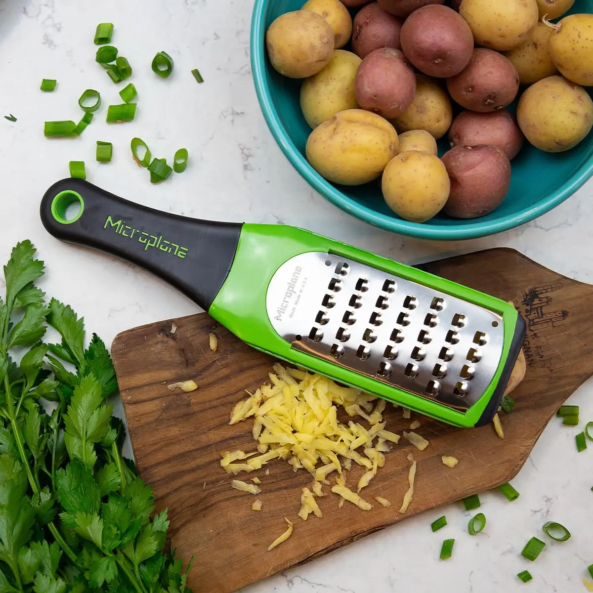 Microplane Artisan Series Extra Coarse Grater – Green | 26 cm (10.25 in) | Ideal for Semi-Soft Cheese, Potatoes, Zucchini - view 2