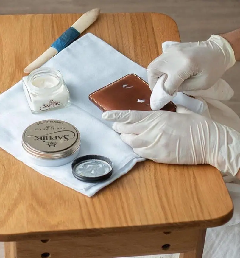Saphir Medaille d’Or Cordovan Cream - Natural Wax Polish for Leather Shoes & Boots - Black | High-End Leather Care - view 8