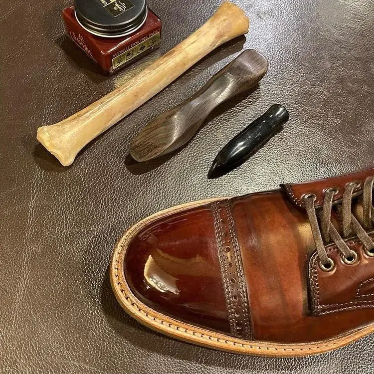 Saphir Medaille d’Or Cordovan Cream - Natural Wax Polish for Leather Shoes & Boots - Black | High-End Leather Care - view 3
