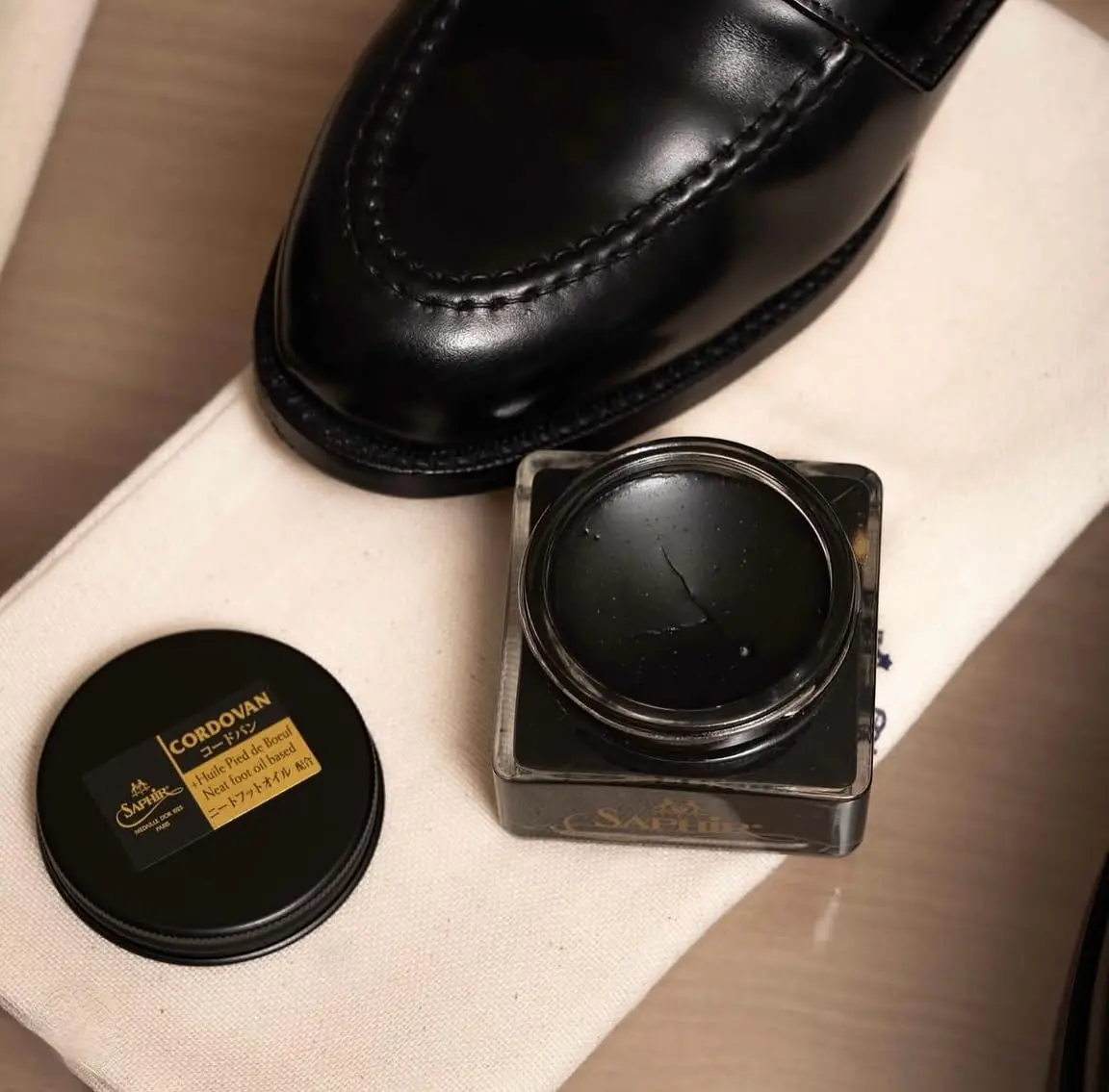 Saphir Medaille d’Or Cordovan Cream - Natural Wax Polish for Leather Shoes & Boots - Black | High-End Leather Care - view 5