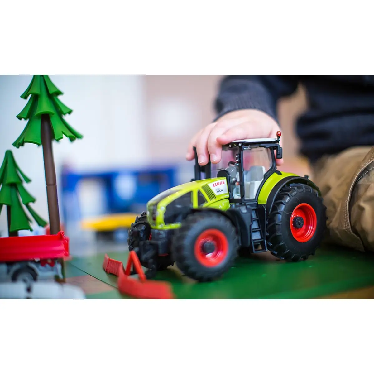 Siku Farmer Claas Axion 950 Tractor 1:32 Scale | Metal & Plastic Green Toy - view 6