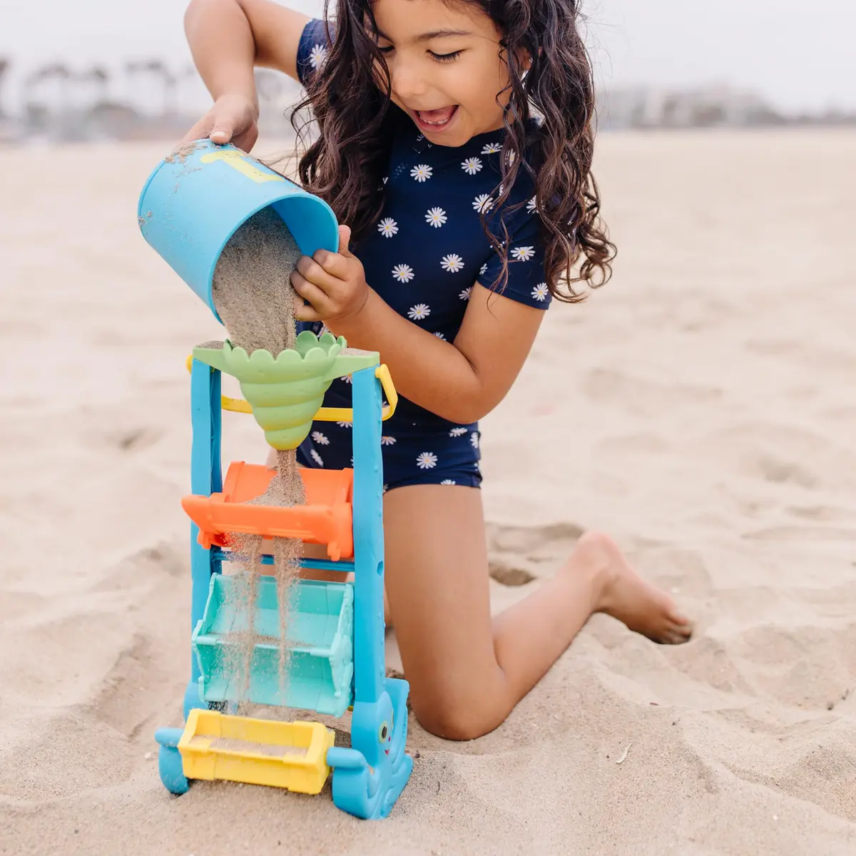 Melissa & Doug Seaside Sidekicks Funnel Fun Sand and Water Toy | Ages 2+ | 0.6 kg (1.3 lb) - view 2