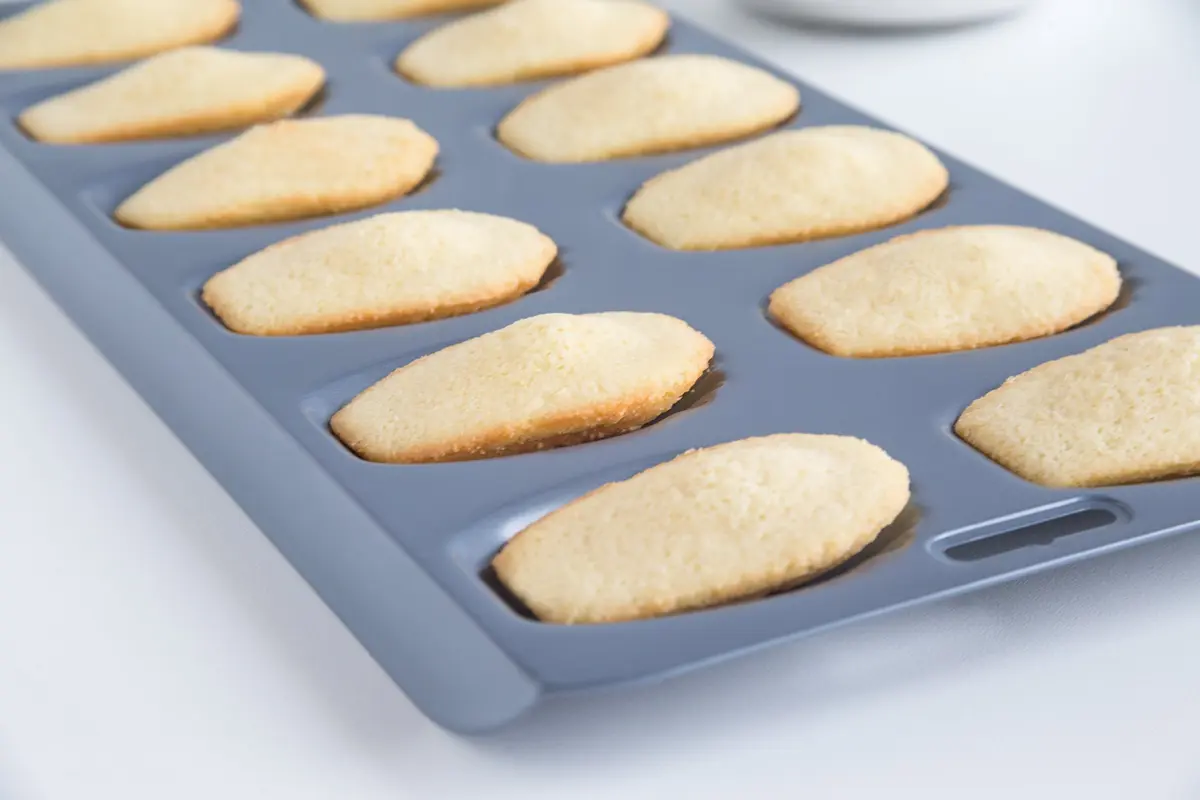 Fox Run Non-Stick Madeleine Pan, Carbon Steel, 12-Cup | Shell-Shaped Baking Mold for French Madeleines - view 7