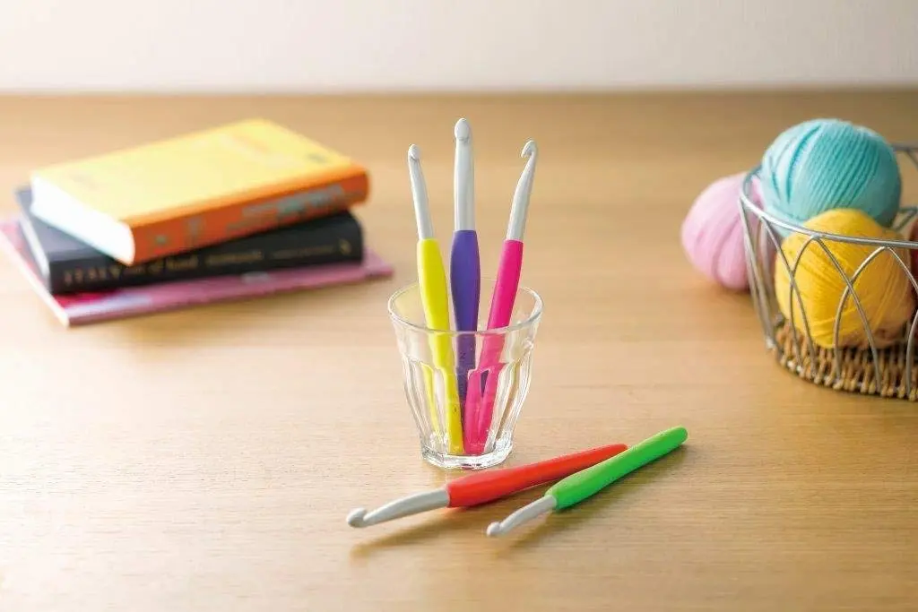 Clover Amour Ergonomic Crochet Hook Size E (3.5mm) Magenta | Comfortable Grip for Effortless Crafting - view 3