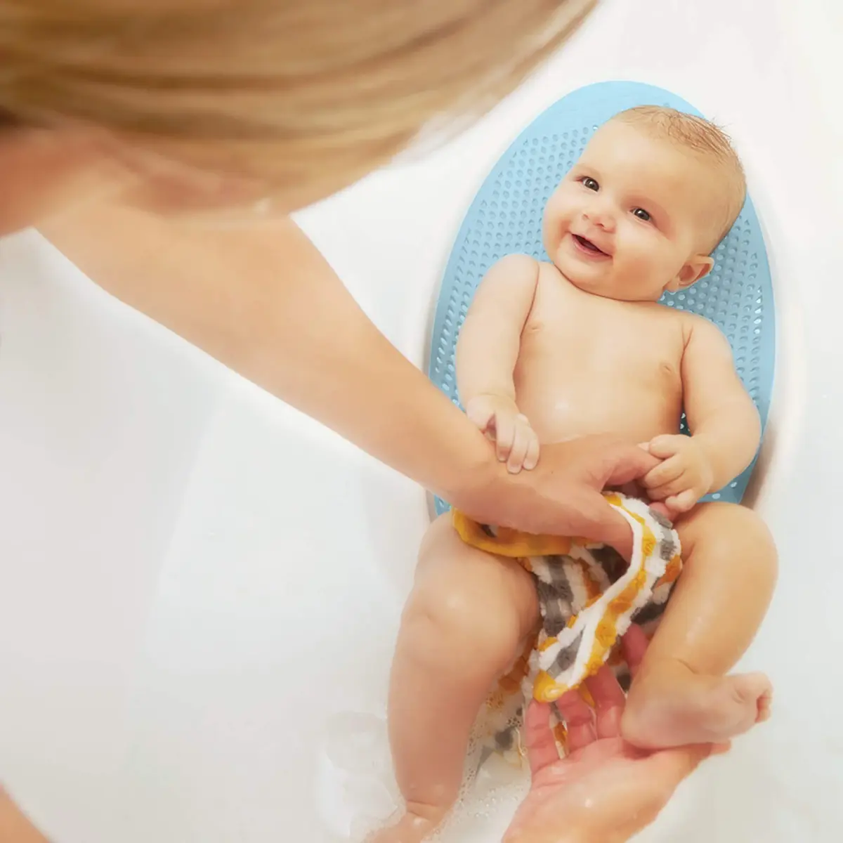 Angelcare Soft-Touch Baby Bath Support & Rinser Bundle, Aqua 0.75 kg (1.65 lb) | Ergonomic Design for Newborns - view 5