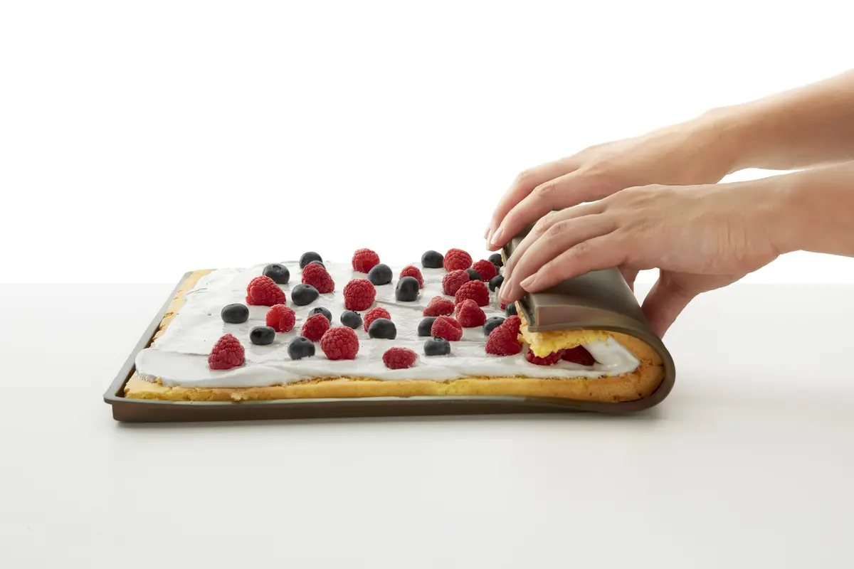 Lekue Non Spill Baking Sheet 30 x 40 cm | Flexible, Non-Stick Platinum Silicone for Roll Cake - view 5