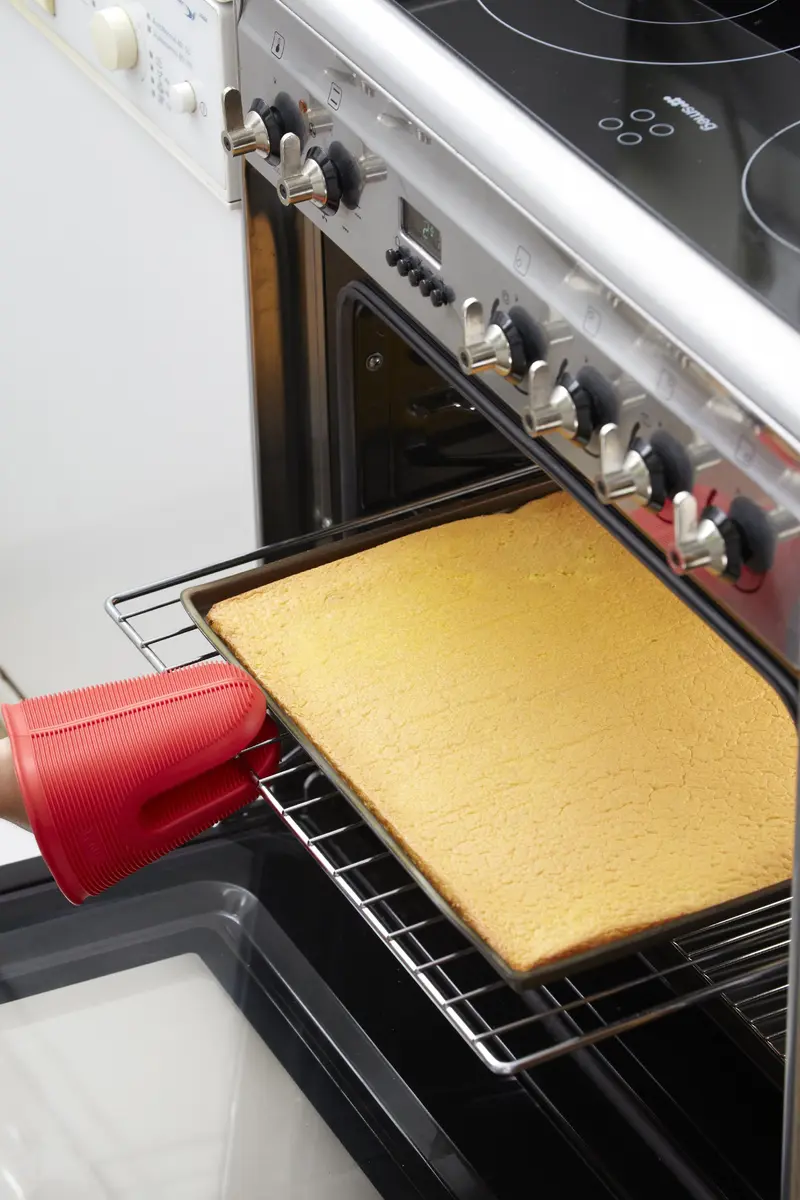Lekue Non Spill Baking Sheet 30 x 40 cm | Flexible, Non-Stick Platinum Silicone for Roll Cake - view 2