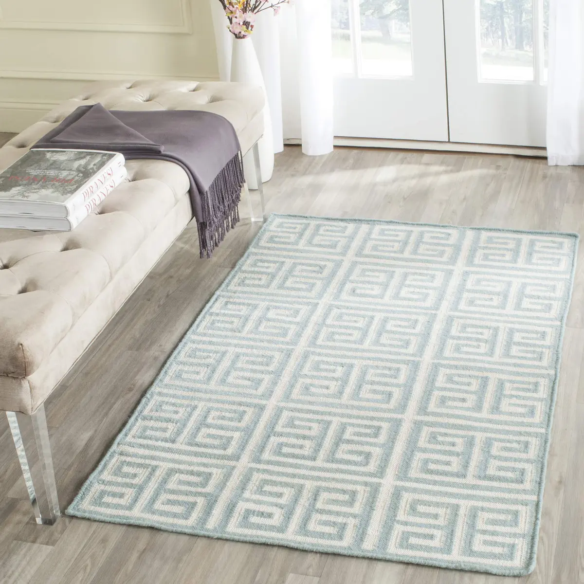 SAFAVIEH Dhurries Collection Accent Rug - 4' x 6', Blue & Ivory, Handmade Flat Weave Wool & Banana Silk - main product image