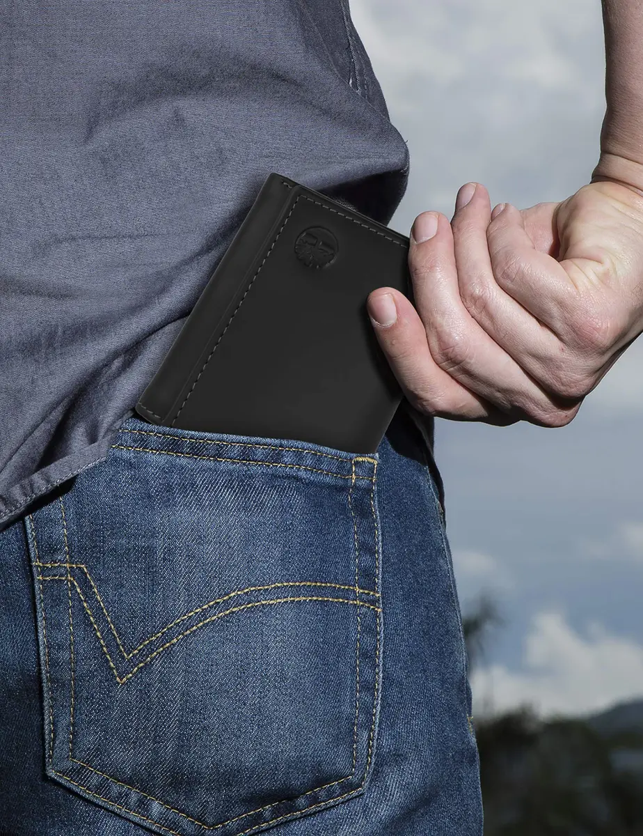Timberland Men's Leather Trifold Wallet Black (Hunter) 10.8cm x 8.9cm | Genuine Italian Leather - view 2