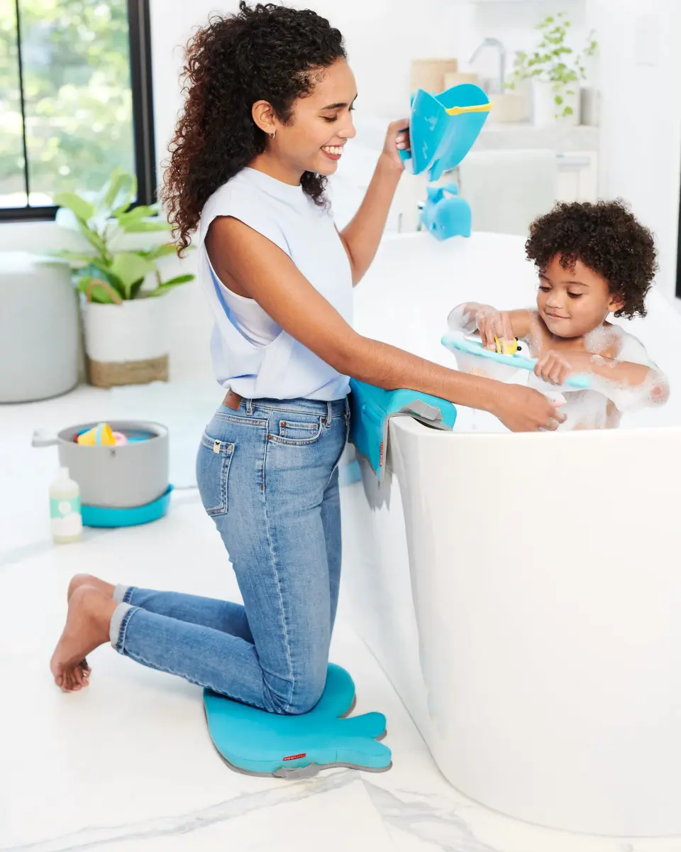 Skip Hop MOBY Tear-Free Waterfall Rinser Blue | Baby Bath Cup for Rinsing Hair (710ml / 24 fl oz) - view 6