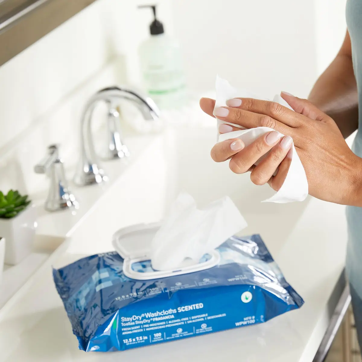 McKesson Staydry Disposable Washcloths with Aloe 100 Count | Pre-moistened, Aloe, Soft Pack, White - view 5
