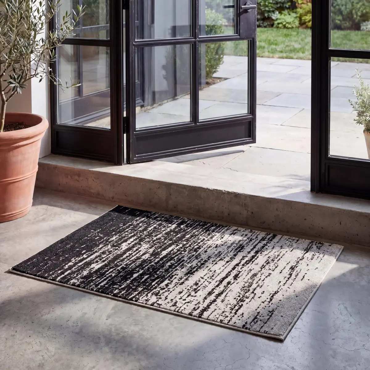 SAFAVIEH Adirondack Accent Rug 2'6"x4' | Silver & Black, Modern & Durable (70-120 chars) - main product image