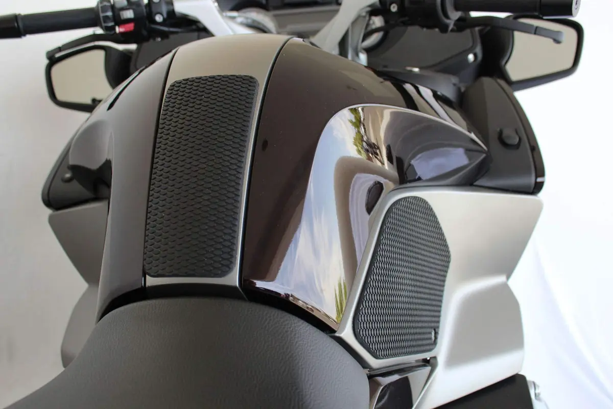 TechSpec Gripster Tank Grips for BMW R1200 RT | Snakeskin, 62-1012-SS, Black - main product image