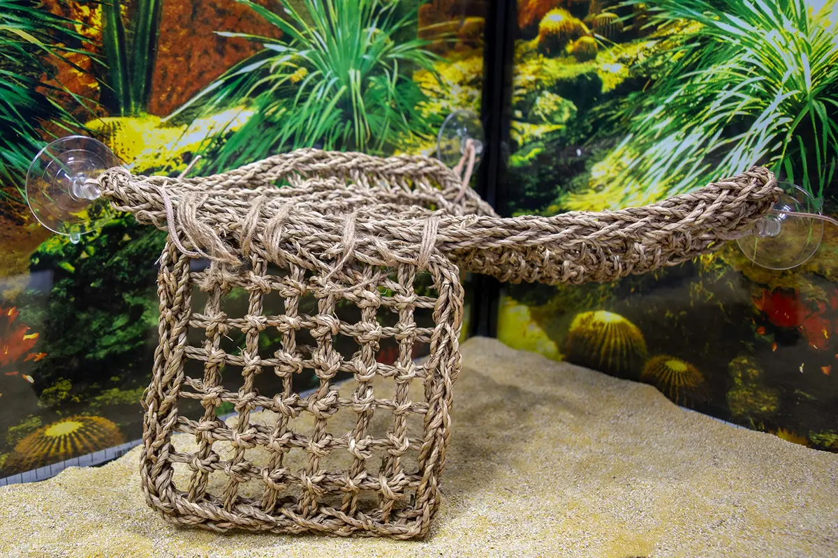 Penn-Plax Reptology Lizard Lounger Corner Triangle with Ladder, Large 45.7cm (18") x 27.9cm (11") | Natural Seagrass Fiber for Reptiles - view 4