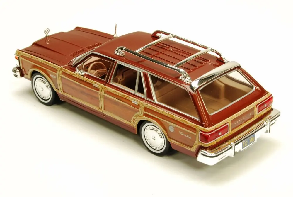 Motormax 1/24 Scale Diecast Model Car Chrysler LeBaron Town & Country Wagon, Red with Woodie Siding | 8" Length, Opening Doors & Hood - view 5