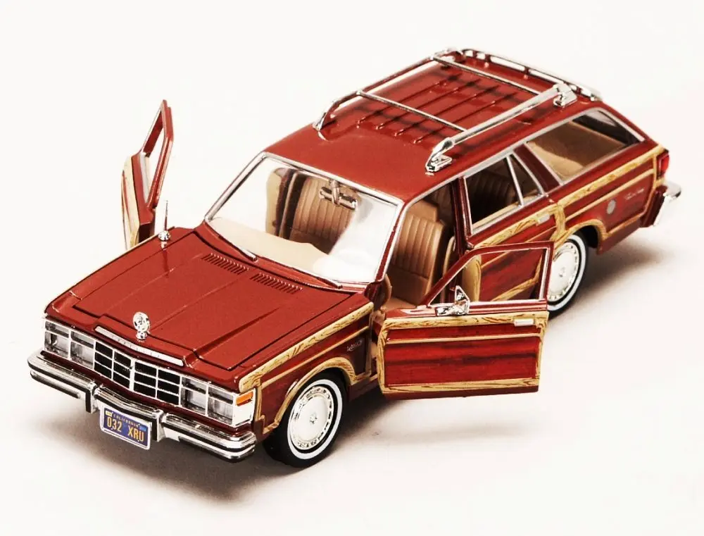 Motormax 1/24 Scale Diecast Model Car Chrysler LeBaron Town & Country Wagon, Red with Woodie Siding | 8" Length, Opening Doors & Hood - view 6
