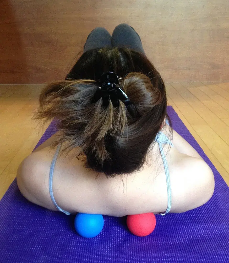 Kieba Massage Lacrosse Balls (2.5 in / 6.35 cm) for Myofascial Release, Trigger Point Therapy, Muscle Knots, Yoga Therapy | Set of 2 Firm Balls (Blue and Red) - view 3