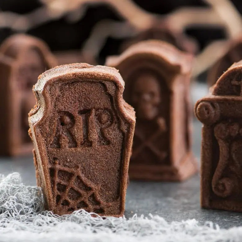 Nordic Ware Tombstone Cakelet Pan 1.06 L (4.5 cups) | Eerie Graveyard Centerpiece - view 8