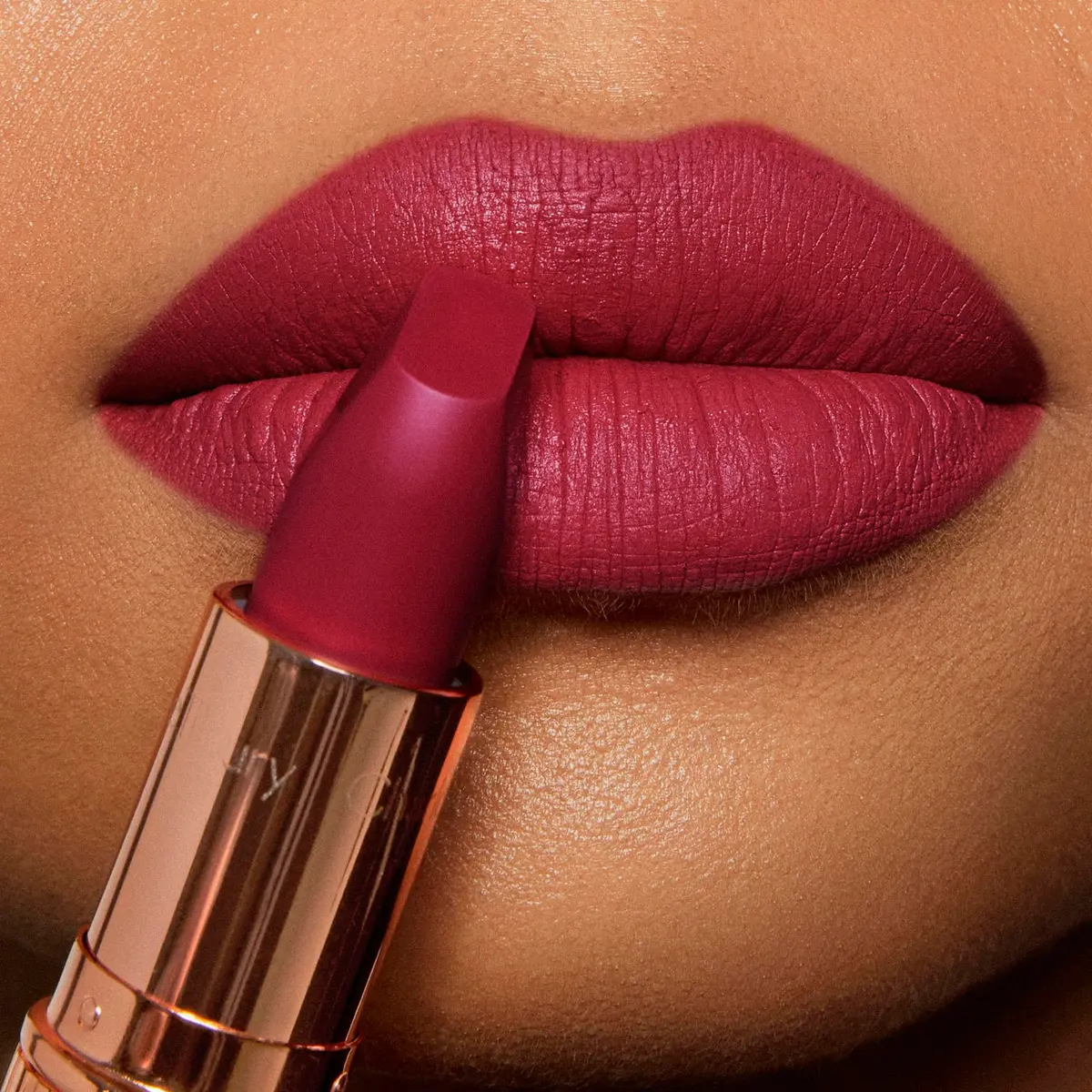 Charlotte Tilbury Matte Revolution Lipstick The Queen - Rosy Pink 3.5g (0.12 oz) | Long-Lasting Matte Color - view 4