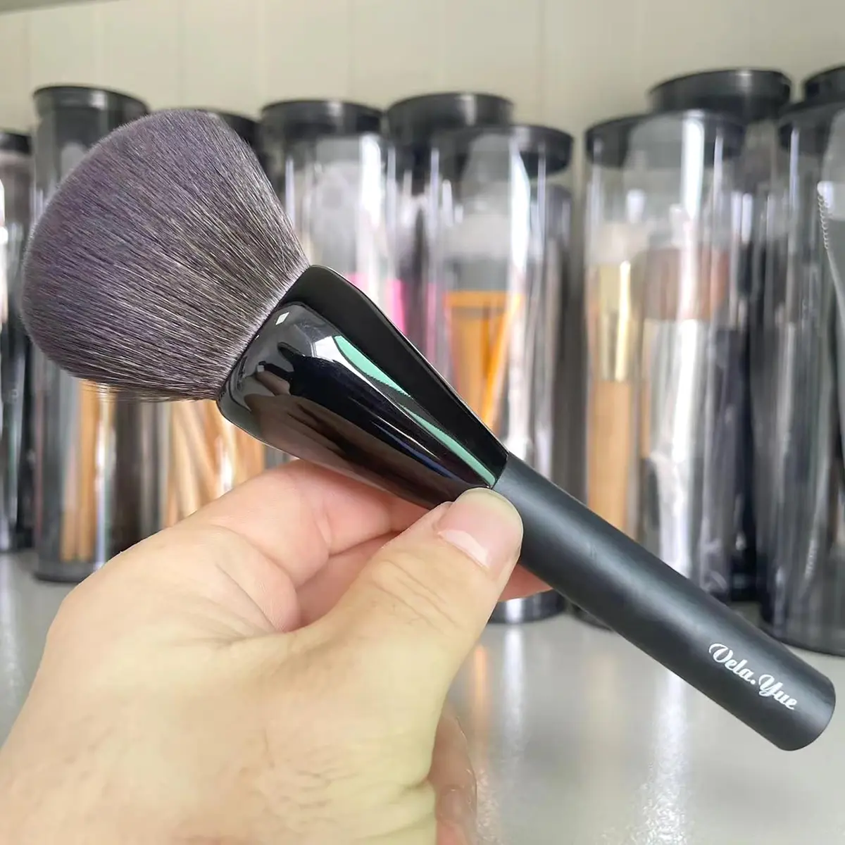Vela.Yue Large Powder Makeup Brush | Airbrushed Finish with Synthetic Fibers (17.5cm) - view 2