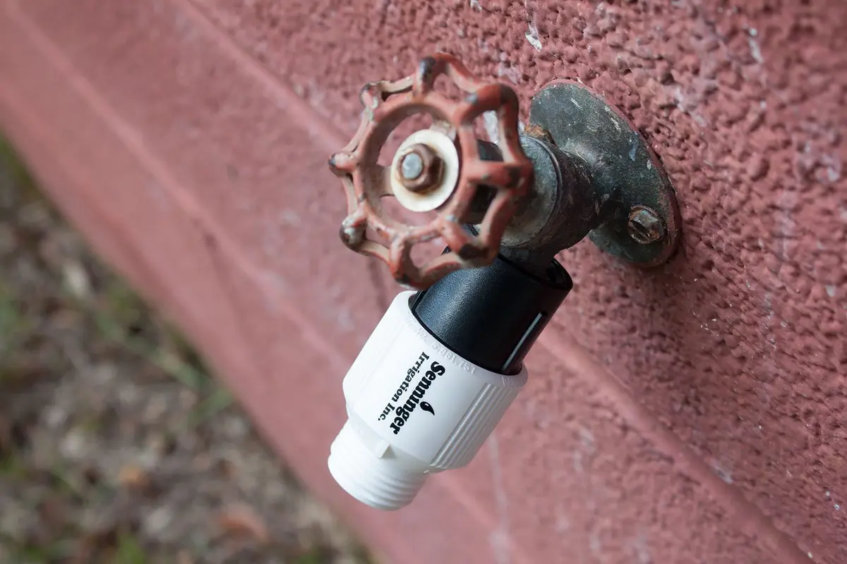 Senninger Pressure Regulator 25 PSI 3/4" Hose Thread | Low Flow Irrigation Valve, Landscape Grade, White - view 4