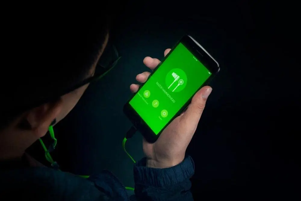 Razer Hammerhead Earbuds for iOS: DAC - Custom-Tuned Dual-Driver Technology - Aluminum Frame - Lightning Connector - Mercury White - view 5