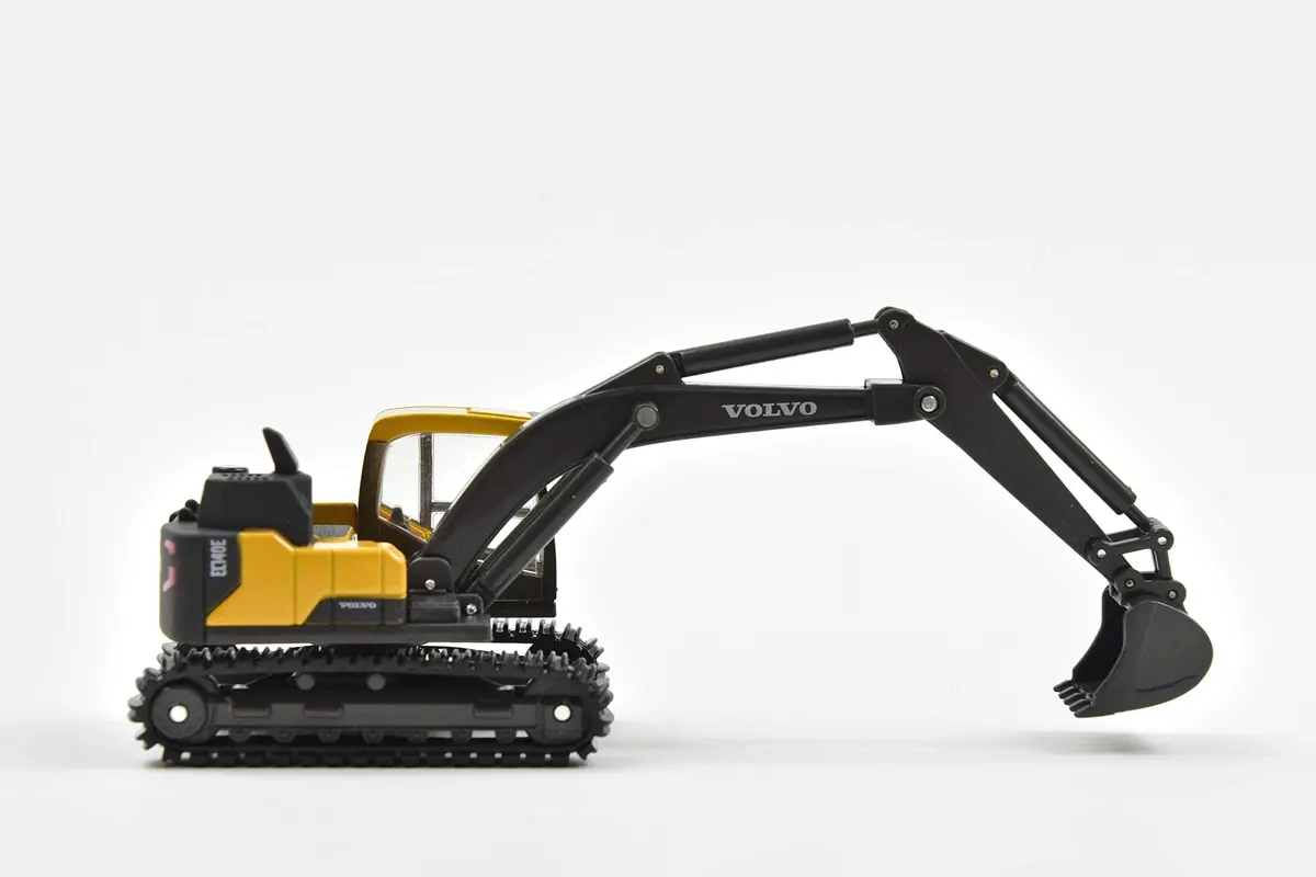 NewRay Volvo EC140E Die-Cast Excavator Model 1:50 Scale (20.5 cm Length) | Official Replica for Collectors - view 6