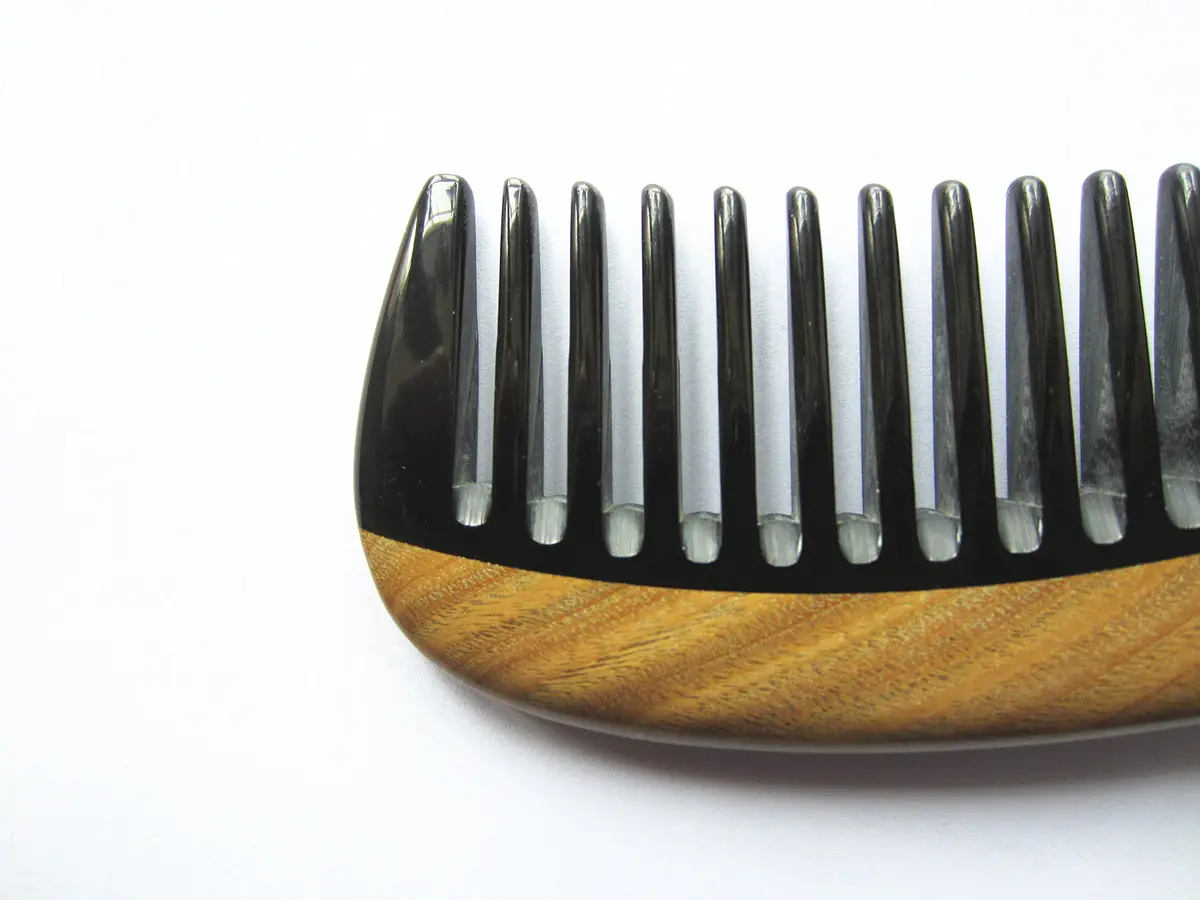 Myhsmooth Wide Tooth Handmade No Static Buffalo Horn Comb with Green Sandalwood Handle | Traditional Craft for Hair Care (70-120 chars) - view 11